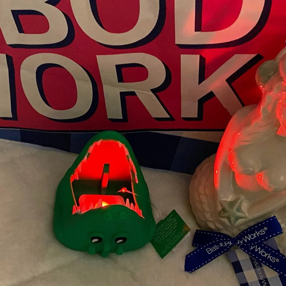SALE! BATH AND BODY WORKS LIGHT UP GATOR 🐊 SOAP HOLDER